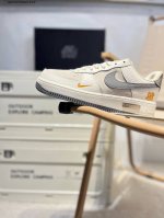 耐克 Nike Air Force 7空军一号 百搭休闲运动板鞋。柔软、弹性十足的缓震性能和出色的中底设计，横跨复古与现代的外型结合，造就出风靡全球三十多年的F
