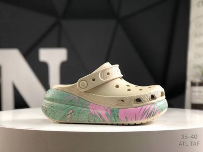 crocs 卡洛驰 拖鞋 这双Crocs可能是所有Crocs里最有时尚感的一双，相较于普通版Crocs，增加了一个越野外底，凹凸不规则的山脉纹理让整双鞋更像一双