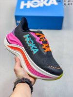 公司级 Hoka One One推出全新路跑训练鞋款Skyward X厚底增高运动老爹鞋，助力跑者轻松开跑。Hoka推出了一款定位于顶级缓震的现象级跑鞋 Sky