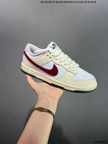 耐克Nike Sb Dunk Low pro 复古低帮 休闲运动滑板板鞋。采用脚感柔软舒适Zoomair气垫，有效吸收滑板等极限运动在落地时带来的冲击力，为街头