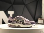 160 耐克 Nike Zoom Vomero 5 Sp 复古风潮 网面透气运动鞋 先行尝鲜版 紧致的鞋面材质提供良好的包裹性 鞋侧 Swoosh以及鞋头部分搭