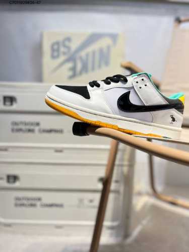 耐克Nike Dunk Low 板鞋Sb系列经典百搭休闲运动板鞋加厚鞋舌的填充，使舒适性大大提升，同时也更方便穿脱中底部分则加入了脚感柔软舒适Zoomair气垫