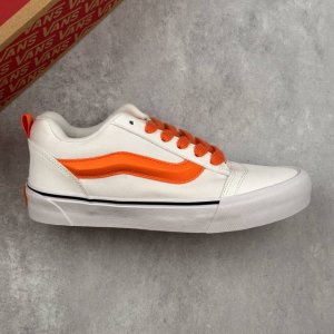本地 核心私 万斯 Vans Knu-Skool 面包鞋 坎普尔 茱利安系列低帮复古硫化休闲运动板鞋“肥胖版大Logo” 要说整个年最为热门的鞋型之一， 面包鞋