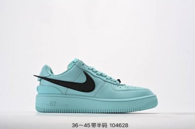 公司级ambush X Nk Air Force 1‘07 Low Sp 空军一号联名标志性的swoosh延伸至鞋跟之外 鞋舌和鞋垫上印有ambush品牌标志