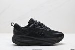 250 公司级Nike Vomero 18 耐克 舒适减震防滑 低帮跑步鞋 全掌Reactx泡绵中底 前掌和后跟还配备了Air Zoom气垫单元 据说跑起来更快