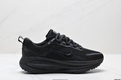 250 公司级Nike Vomero 18 耐克 舒适减震防滑 低帮跑步鞋 全掌Reactx泡绵中底 前掌和后跟还配备了Air Zoom气垫单元 据说跑起来更快
