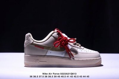 公司级耐克Nike Air Force 1“07空军一号低帮百搭休闲运动板鞋。柔软、弹性十足的缓震性能和出色的中底设计，横跨复古与现代的外型结合，造就出风靡全球