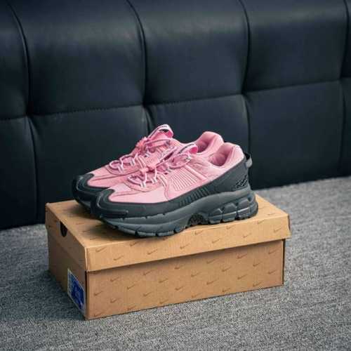核心私 耐克Nike Zoom Vomero Roam 马拉松复古跑五代休闲运动慢跑鞋 厚底老爹鞋。采用环保纤维革饰片组合网眼布鞋面材质 升级正确后跟Tpu加固