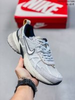 Nike V2K Runtekk 减震防滑复古低帮跑步鞋材质上使用大面积网眼 皮革 Tpu 组成 支撑和透气性肯定不错 中底处由 Cushlon 泡绵打造 保证