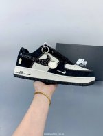 耐克 Nike Air Force 1 '07 Low 空军一号含气垫 低帮百搭厚底增高休闲运动板鞋。柔软、弹性十足的缓震性能和出色的中底设计，横跨复古与现代的