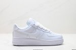 公司级耐克Nike Air Force 1“07空军一号低帮百搭休闲运动板鞋。柔软、弹性十足的缓震性能和出色的中底设计，横跨复古与现代的外型结合，造就出风靡全球