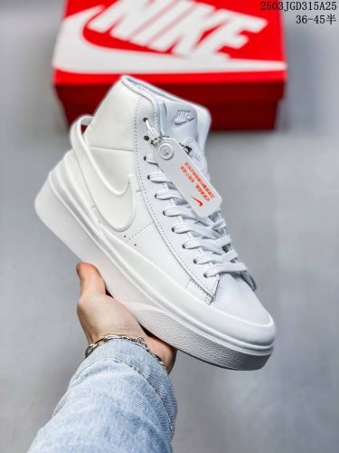 160 nike/耐克 Nike Blazer Phantom Low 运动鞋 将现代格调与经典 Nike 风范巧妙糅合。采用轻盈利落设计，焕新演绎经典鞋款。该