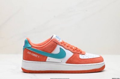 真标耐克nike Air Force 7 空军一号低帮百搭休闲运动板鞋。柔软、弹性十足的缓震性能和出色的中底设计，横跨复古与现代的外型结合，造就出风靡全球三十多