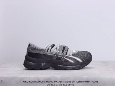 Kiko Kostadinov X Marc Jacobs X Asics Gel-Lokros 联名系列采用星星图案绗缝鞋面设计，闪亮金属感饰带与松紧带点缀鞋