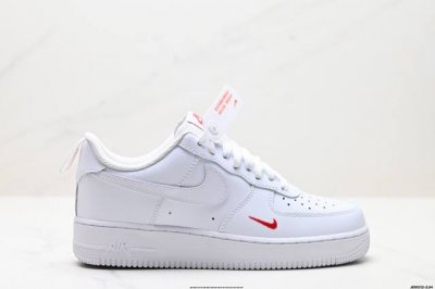 真标耐克Nike Air Force 1“07Lx空军一号低帮百搭休闲运动板鞋。柔软、弹性十足的缓震性能和出色的中底设计，横跨复古与现代的外型结合，造就出风靡全