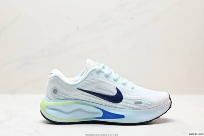 公司级nike Journey Run 2024跑步鞋 使用了新型的缓震材料 脚感偏韧 后跟有加厚的海绵填充 鞋子前掌和后掌做了加宽设计 增加了跑步时的稳定性