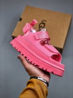 ugg 百搭单品炫金多巴胺凉鞋 Hanni 众明星同款莞产原版开发 露趾魔术贴 一字带凉鞋 延续了雪地靴的厚底设计 双层组合Eva大底增高5Cm 上脚第一感觉就