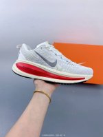 耐克 Nike Vomero 18 厚底增高老爹运动跑步鞋。全新 Vomero 提供比以往更多的緩衝效能以及該系列有史以來最高的鞋底高度，結合 Nike 的 Z
