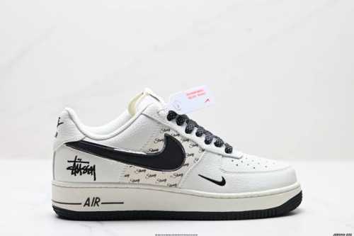 真标耐克Nike Air Force 1“07空军一号低帮百搭休闲运动板鞋。柔软、弹性十足的缓震性能和出色的中底设计，横跨复古与现代的外型结合，造就出风靡全球三