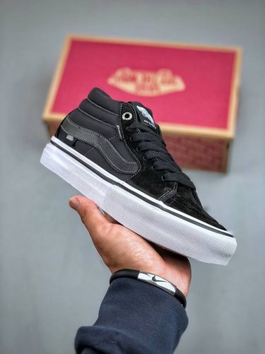 VANS SK8-MID PRO中帮ANTIHERO 合作款 专业滑板鞋ATD 全身以低调黑色高品质麂皮搭配防水帆布制成 货号：VN0A347UVGD1 工艺：