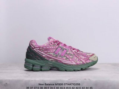 新百伦 New Balance M1906系列 复古运动鞋单品宝藏老爹鞋款。作为nb最经典的档案鞋型之一，与2002一样，1906有着nb最成熟的技术加持和复古