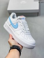 公司级带半码 耐克Nike AIR FORCE 7 空军一号低帮百搭休闲运动板鞋。柔软、弹性十足的缓震性能和出色的中底设计，横跨复古与现代的外型结合，造就出风靡