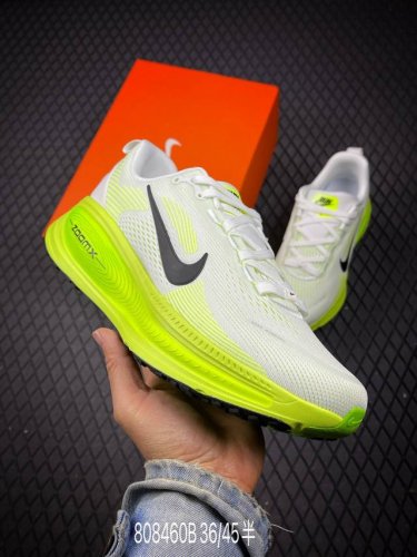 B 公司级Nike Vomero 18 耐克 舒适减震防滑 低帮跑步鞋 全掌Reactx泡绵中底 前掌和后跟还配备了Air Zoom气垫单元 据说跑起来更快更舒