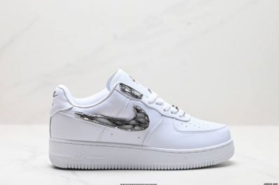 真标耐克nike Air Force 7空军一号低帮百搭休闲运动板鞋。柔软、弹性十足的缓震性能和出色的中底设计，横跨复古与现代的外型结合，造就出风靡全球三十多年