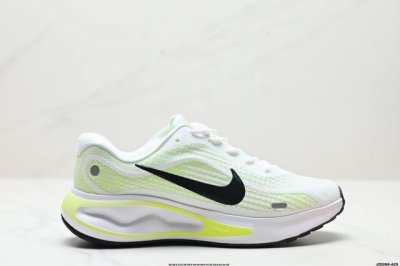 公司级nike Joerney Run 轻便跑步鞋 使用了新型的缓震材料 脚感偏韧 增加了跑步时的稳定性 织物加网纱的鞋面极好的透气性 官方货号:Fn0228-