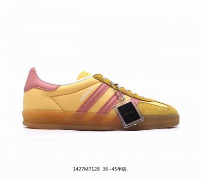 公司级阿迪达斯adidas Originals Gazelle Indoor 三叶草复古防滑耐磨低帮板鞋 鞋款采用柔软的绒面革和耐用的皮革衬里融合在橡胶外底上！