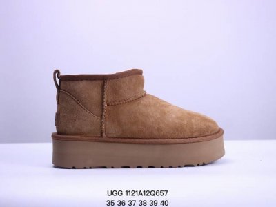 Ugg 雪地靴 女鞋广东原产，采用tpu模压鞋面内嵌人造卷曲羊毛，鞋面具有防水功能，选用7毫米uggpure 植入式羊毛里衬与可拆卸的uggpure 植入式羊毛