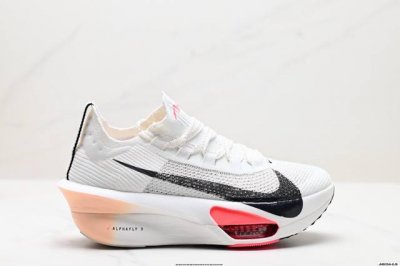 公司级新品发布 Nike Air Zoom Alphafly Next%3 proto整体采用前作的设计语言 并且对后者的细节进行升级 马拉松和长距离路跑的性能