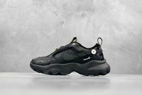 Ds版 W Nike Tc 7900 新款老爹鞋 注入非凡时尚气息 塑就高雅外观 耐穿合成材质搭配柔软丝绒 该鞋款保留了挚爱的加垫鞋口 柔软泡绵缓震配置 和抓附
