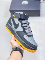 公司级耐克nike Air Force 7 空军一号低帮百搭休闲运动板鞋。柔软、弹性十足的缓震性能和出色的中底设计，横跨复古与现代的外型结合，造就出风靡全球三十