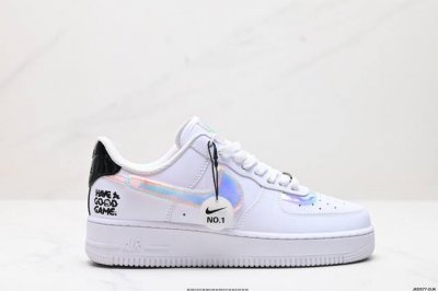 公司级耐克nike Air Force 1‘07 空军一号低帮百搭休闲运动板鞋。柔软、弹性十足的缓震性能和出色的中底设计，横跨复古与现代的外型结合，造就出风靡全