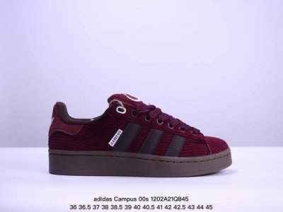 Adidas Originals Campus 00S 小面包 鞋身采用绒面皮料搭配白色常规皮革，质感上还是延续了经典 Campus 的设计。 鞋舌填充更加饱满