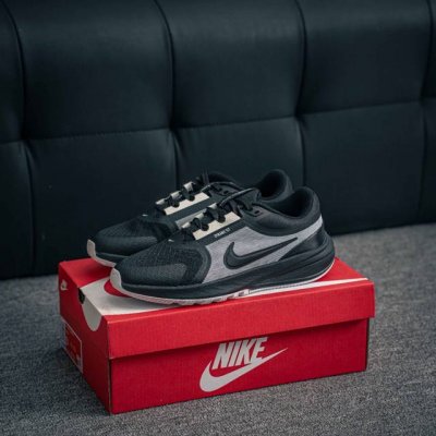 核心私 Nike Star Runner 5鞋子的设计非常现代，流线型的外观不仅美观，还减少了空气阻力，让我在跑步时感觉更加轻盈。鞋面采用了透气材料，即使在炎热