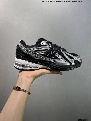 公司级New Balance M1906系列复古单品宝藏老爹鞋款 公司级版本复古元素叠加 质感超级棒 楦版型材料细节做工精细 作为Nb最经典的档案鞋型之一 与