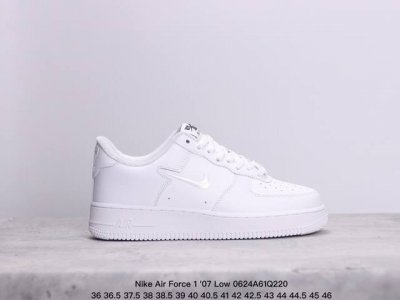 耐克 Nike Air Force 1 '07 Low 空军一号低帮，柔软、弹性十足的缓震性能和出色的中底设计，横跨复古与现代的外型结合，造就出风靡全球三十多年