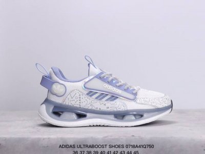 阿迪达斯 Adidas Ultraboost Shoes 马拉松运动休闲实用织物网面跑步鞋。舒适又运动的ultraboost跑步鞋，经典,但不老。这款跑步鞋,采