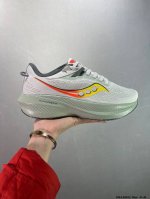 公司级 Saucony Triumph 索康尼胜利旗舰级缓震型跑鞋 性能相比前几代再升级：鞋面采用全新升级的工学网设计 贴合脚部更透气 中底部分使用最新的Pwr