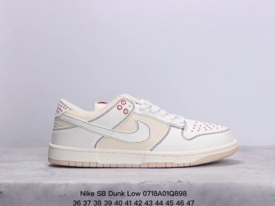 Nike Sb Dunk Low ”Light Orewood Brown“系列低帮休闲运动板鞋 “帆布米白红十字绣”全鞋身采用帆布白布面材质覆盖 鞋头与鞋后跟