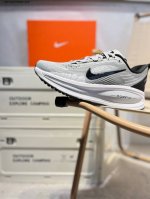 nike Vomero 18 耐克 舒适减震防滑 低帮跑步鞋 全掌Reactx泡绵中底 前掌和后跟还配备了Air Zoom气垫单元 据说跑起来更快更舒适哦 这次