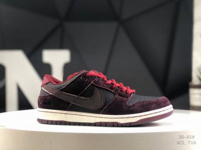 180 头层带半码耐克Nike Sb Dunk Low 扣篮系列 复古低帮休闲运动滑板板鞋。采用脚感柔软舒适Zoomair气垫，有效吸收滑板等极限运动在落地时带