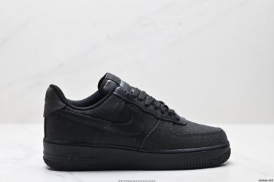 真标耐克Nike Air Force 1“07空军一号低帮百搭休闲运动板鞋。柔软、弹性十足的缓震性能和出色的中底设计，横跨复古与现代的外型结合，造就出风靡全球三