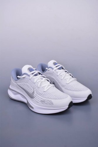 Nike Journey Run 跑步鞋 外贸专供订单 原厂折返国内销售 使用了新型的缓震材料 脚感偏韧 后跟有加厚的海绵填充 鞋子前掌和后掌做了加宽设计 增加