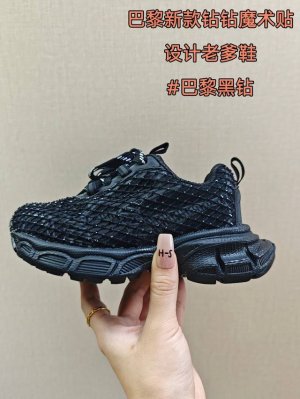 放店价 巴黎新款钻钻老爹鞋 Size：26-37码 经典巴黎世家绑带老爹鞋 魔术贴设计，穿脱方便 耐磨防滑大底，脚感超赞 时髦又洋气