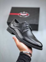 官方同步 Prada 普拉达 三角标小白鞋 2024年新款 实拍首发 化身标志的珐琅金属三角标点缀在侧面 鞋子自重很轻，鞋底厚度3.5厘米，百搭不挑人！大底采用