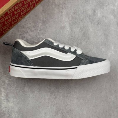 本地 核心私 万斯 Vans Knu-Skool 面包鞋 坎普尔 茱利安系列低帮复古硫化休闲运动板鞋“肥胖版大Logo” 要说整个年最为热门的鞋型之一， 面包鞋