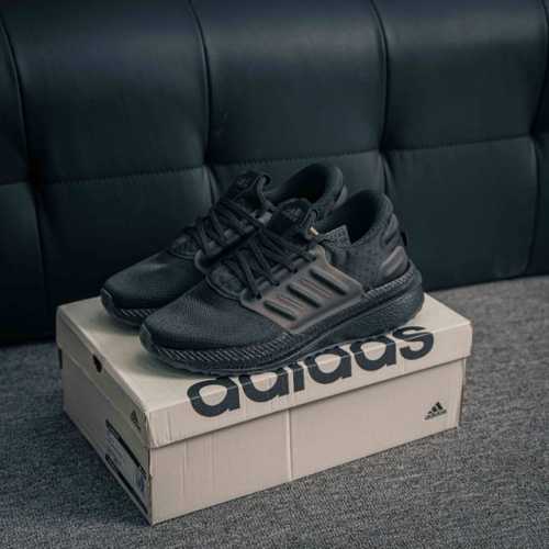 核心私 Adidas X_plrboost 款 爆米花跑鞋 全新跑鞋 爆米花针织鞋面休闲运动慢跑鞋。依旧采用了针织鞋面的设计，但是鞋面的设计语言却并不单调。半透